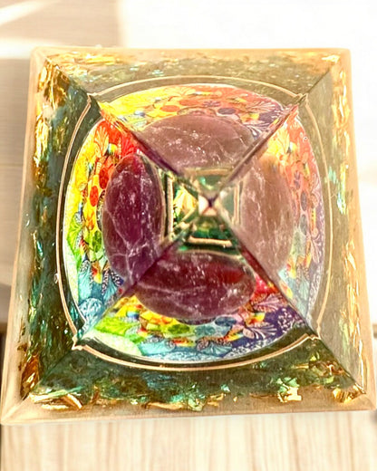 Pirâmide Energética orgonite "Mystic Aura"