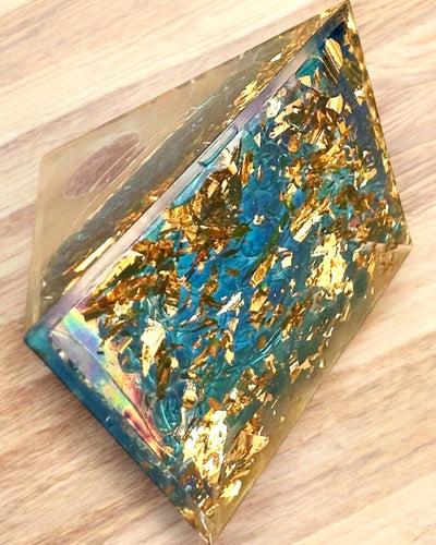 Pirâmide Energética orgonite "Mystic Aura"