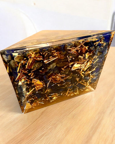 Pirâmide Energética orgonite "Zenith" com Lápis-Lazúli, ideal para presente