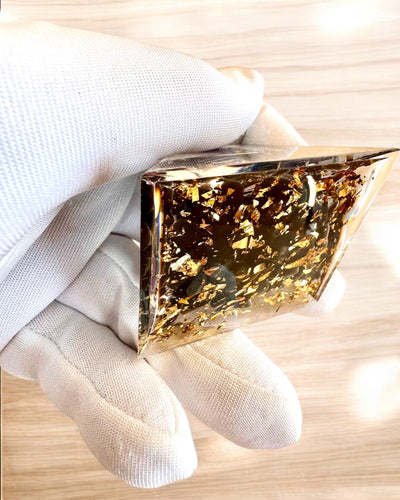 Pirâmide Energética orgonite de Energia Cósmica - Amuleto com Ametista e Limalhas