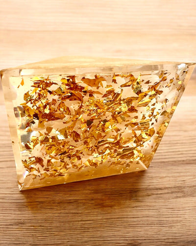 Pirâmide Energética de Orgonite com Pedras Brancas - "Golden Harmony", ideal para presente