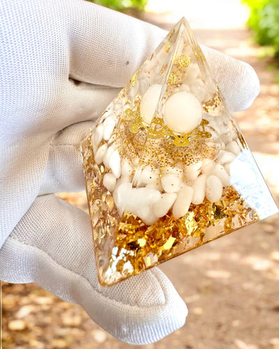 Pirâmide Energética de Orgonite com Pedras Brancas - "Golden Harmony", ideal para presente