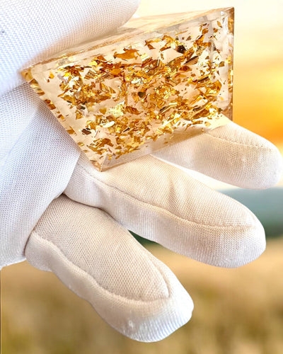 Pirâmide Energética de Orgonite com Pedras Brancas - "Golden Harmony", ideal para presente