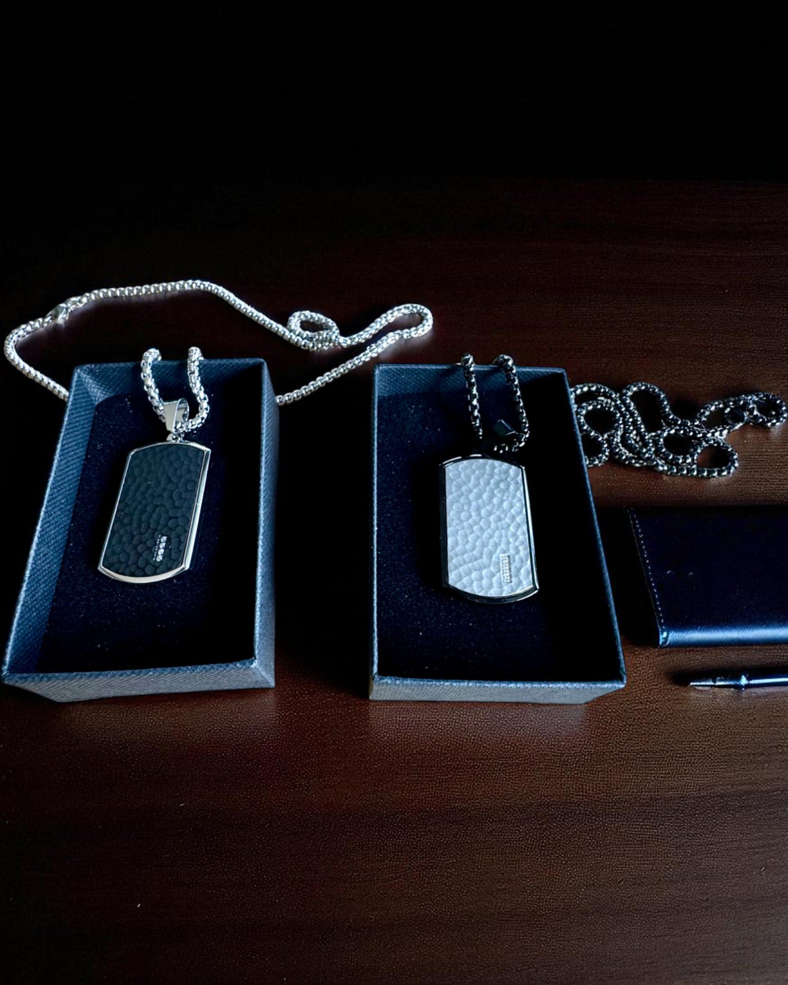 Colar masculino Dog Tag "SteelVision" – aço inoxidável, 15 variantes, personalização com gravação