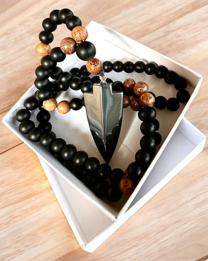 Strzała Mocy – Colar com Obsidiana Negra e Contas de Madeira, personalização com gravação para presente