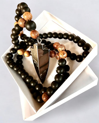 Strzała Mocy – Colar com Obsidiana Negra e Contas de Madeira, personalização com gravação para presente