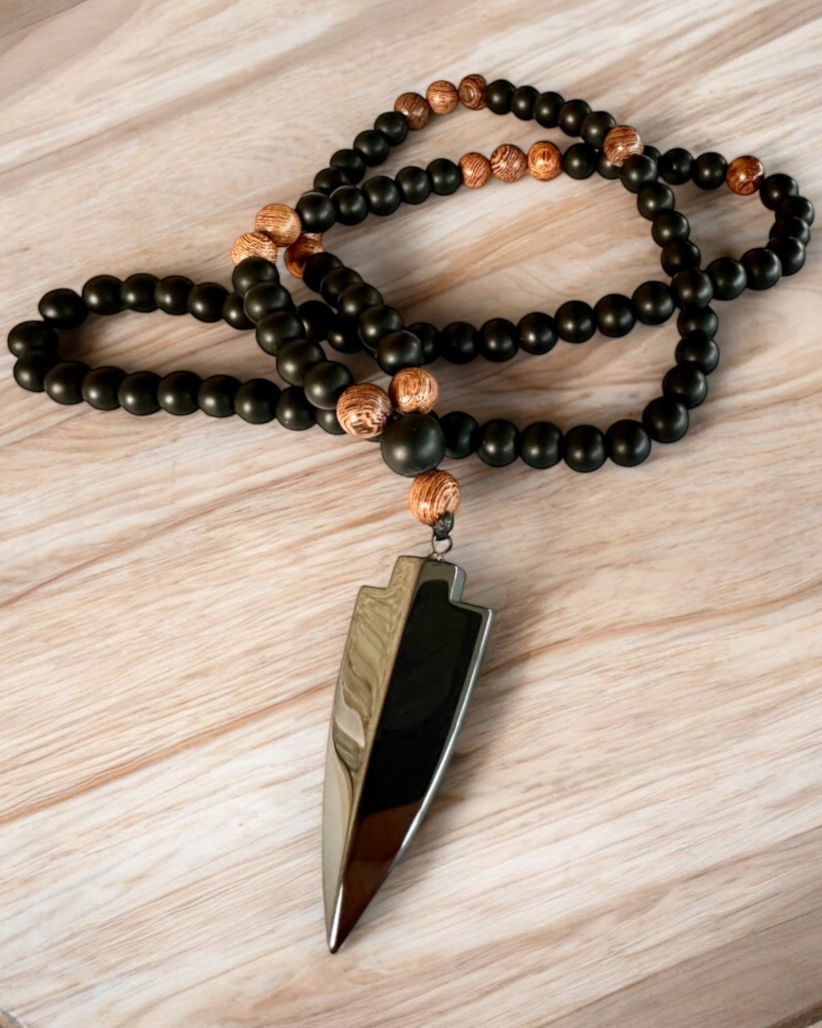 Strzała Mocy – Colar com Obsidiana Negra e Contas de Madeira, personalização com gravação para presente