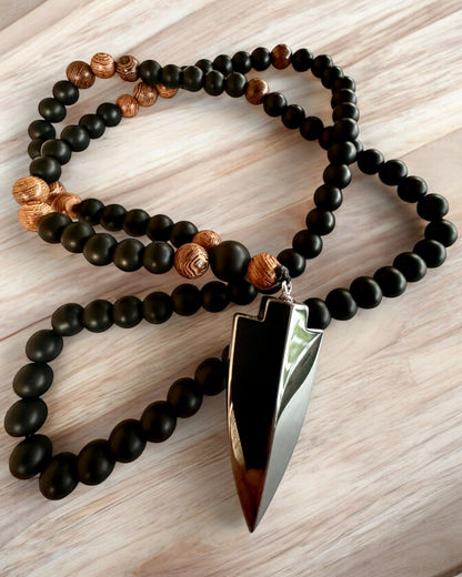 Strzała Mocy – Colar com Obsidiana Negra e Contas de Madeira, personalização com gravação para presente