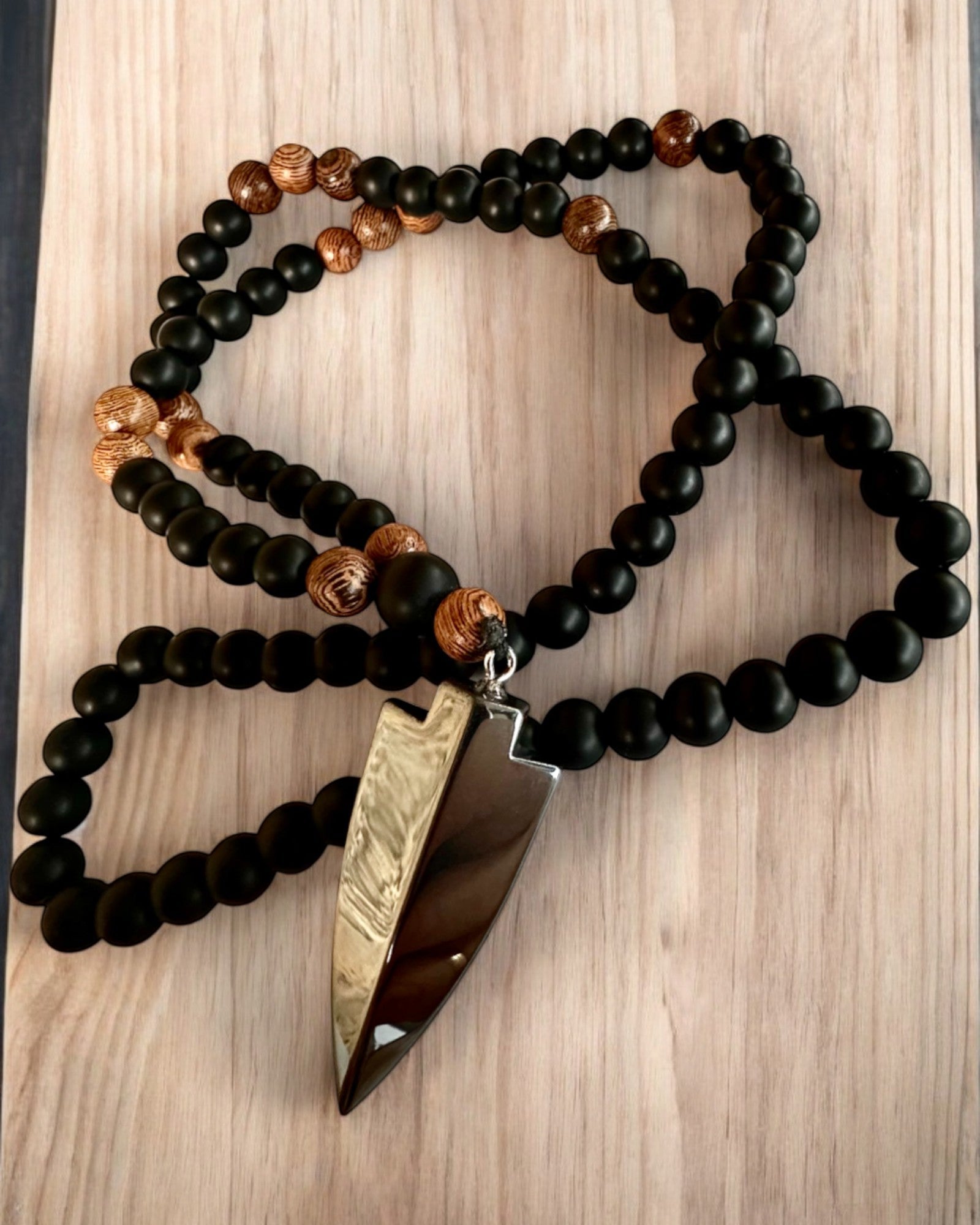 Strzała Mocy – Colar com Obsidiana Negra e Contas de Madeira, personalização com gravação para presente