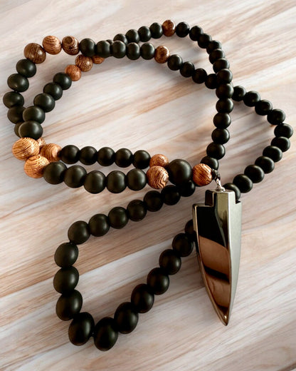 Strzała Mocy – Colar com Obsidiana Negra e Contas de Madeira, personalização com gravação para presente