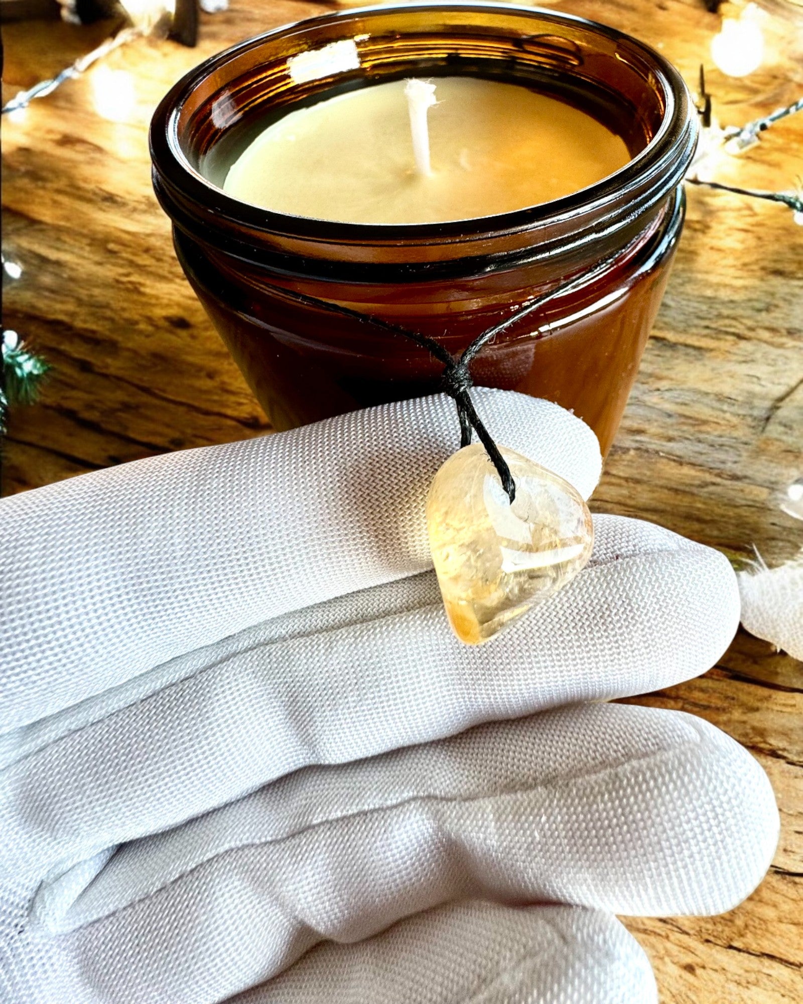 Vela de soja intencional 250 ml com pedra natural – escolha a sua energia: Citrino ou Granada, personalização com gravação para presente