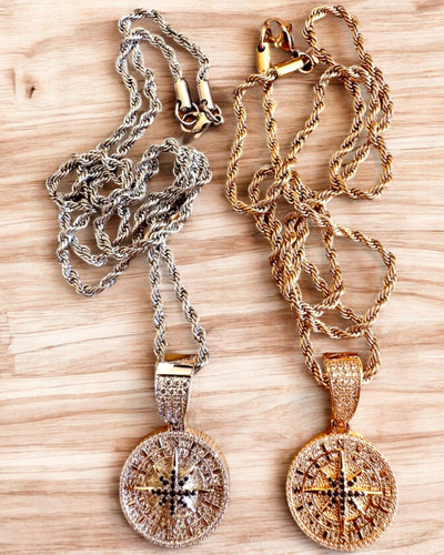 Colar com Pendente de Bússola em Estilo Glamour com Zircónias para Mulheres e Homens - 2 variantes à escolha, personalização com gravação para presente