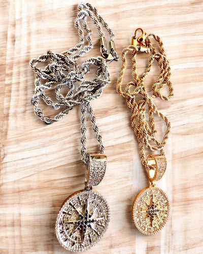 Colar com Pendente de Bússola em Estilo Glamour com Zircónias para Mulheres e Homens - 2 variantes à escolha, personalização com gravação para presente