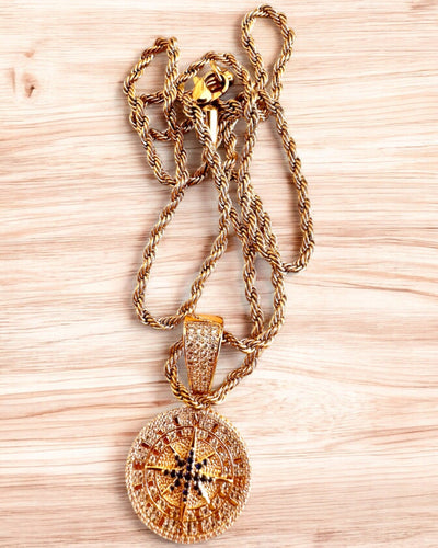 Colar com Pendente de Bússola em Estilo Glamour com Zircónias para Mulheres e Homens - 2 variantes à escolha, personalização com gravação para presente