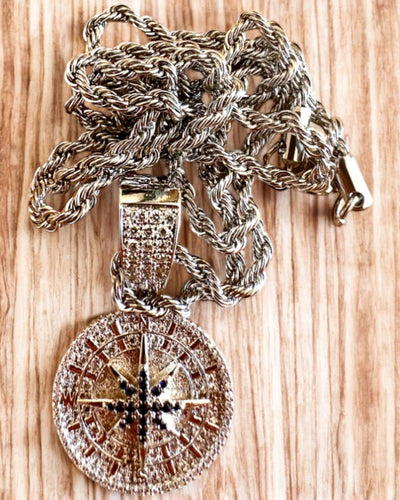Colar com Pendente de Bússola em Estilo Glamour com Zircónias para Mulheres e Homens - 2 variantes à escolha, personalização com gravação para presente