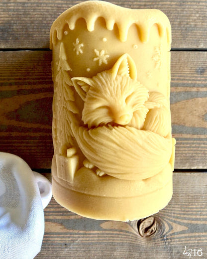 Vela de soja Raposa de Inverno, 7,5 cm de altura, vela de soja vertida à mão com uma adorável raposa a dormir, personalizável com gravação na placa