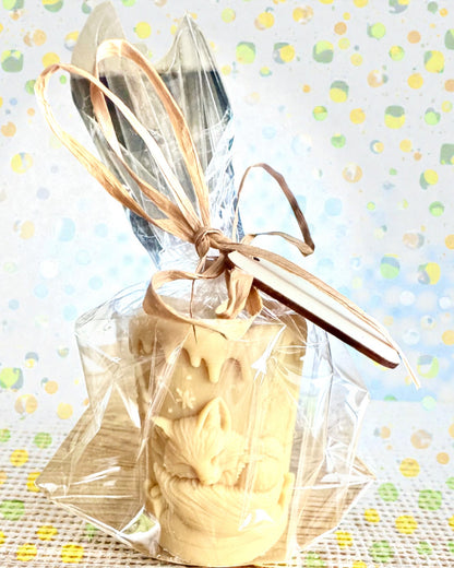 Vela de soja Raposa de Inverno, 7,5 cm de altura, vela de soja vertida à mão com uma adorável raposa a dormir, personalizável com gravação na placa