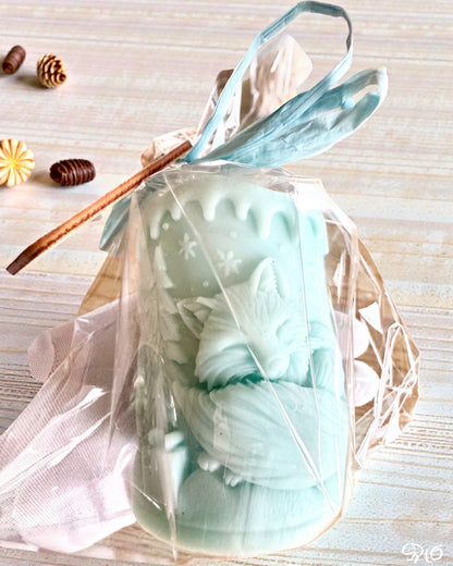 Vela de soja Raposa de Inverno, 7,5 cm de altura, vela de soja vertida à mão com uma adorável raposa a dormir, personalizável com gravação na placa