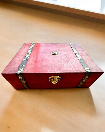 Antiga Caixa de Madeira com Possibilidade de Gravação, 23 cm x 16 cm x 7,5 cm