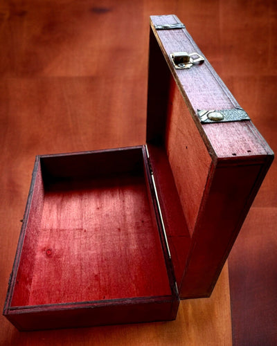 Antiga Caixa de Madeira com Possibilidade de Gravação, 23 cm x 16 cm x 7,5 cm