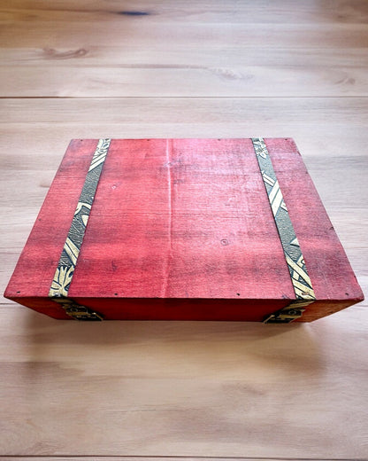 Antiga Caixa de Madeira com Possibilidade de Gravação, 23 cm x 16 cm x 7,5 cm