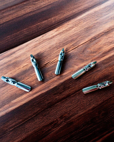 Caneta Caligráfica "Elegância Steampunk" com Pena de Peru - Feita à Mão 5 variantes à escolha, personalização com gravação para presente