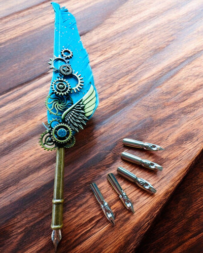 Caneta Caligráfica "Elegância Steampunk" com Pena de Peru - Feita à Mão 5 variantes à escolha, personalização com gravação para presente
