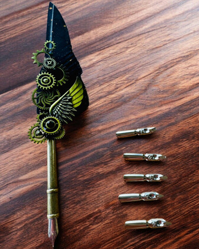 Caneta Caligráfica "Elegância Steampunk" com Pena de Peru - Feita à Mão 5 variantes à escolha, personalização com gravação para presente