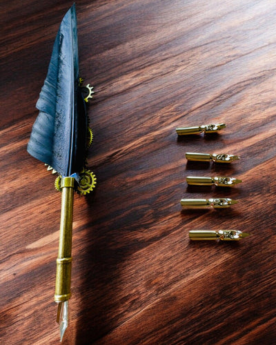Caneta Caligráfica "Elegância Steampunk" com Pena de Peru - Feita à Mão 5 variantes à escolha, personalização com gravação para presente