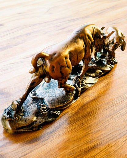 "Starcie Byka z Niedźwiedziem" - Escultura em cobre-ruivo com opção de gravação