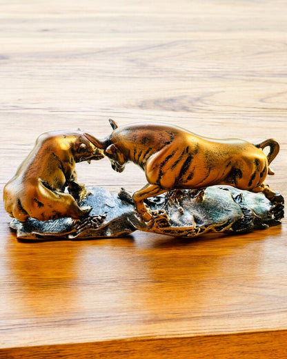 "Starcie Byka z Niedźwiedziem" - Escultura em cobre-ruivo com opção de gravação