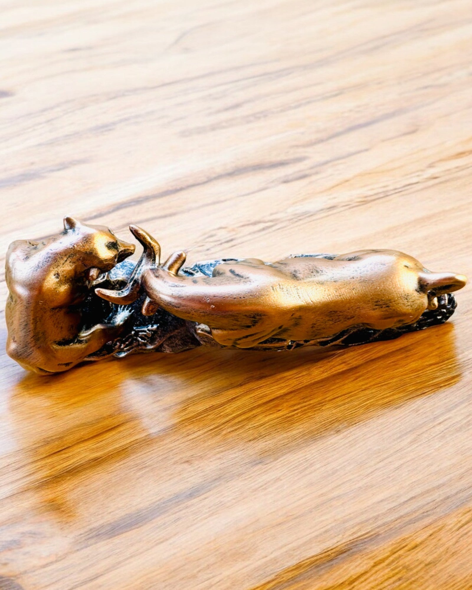 "Starcie Byka z Niedźwiedziem" - Escultura em cobre-ruivo com opção de gravação
