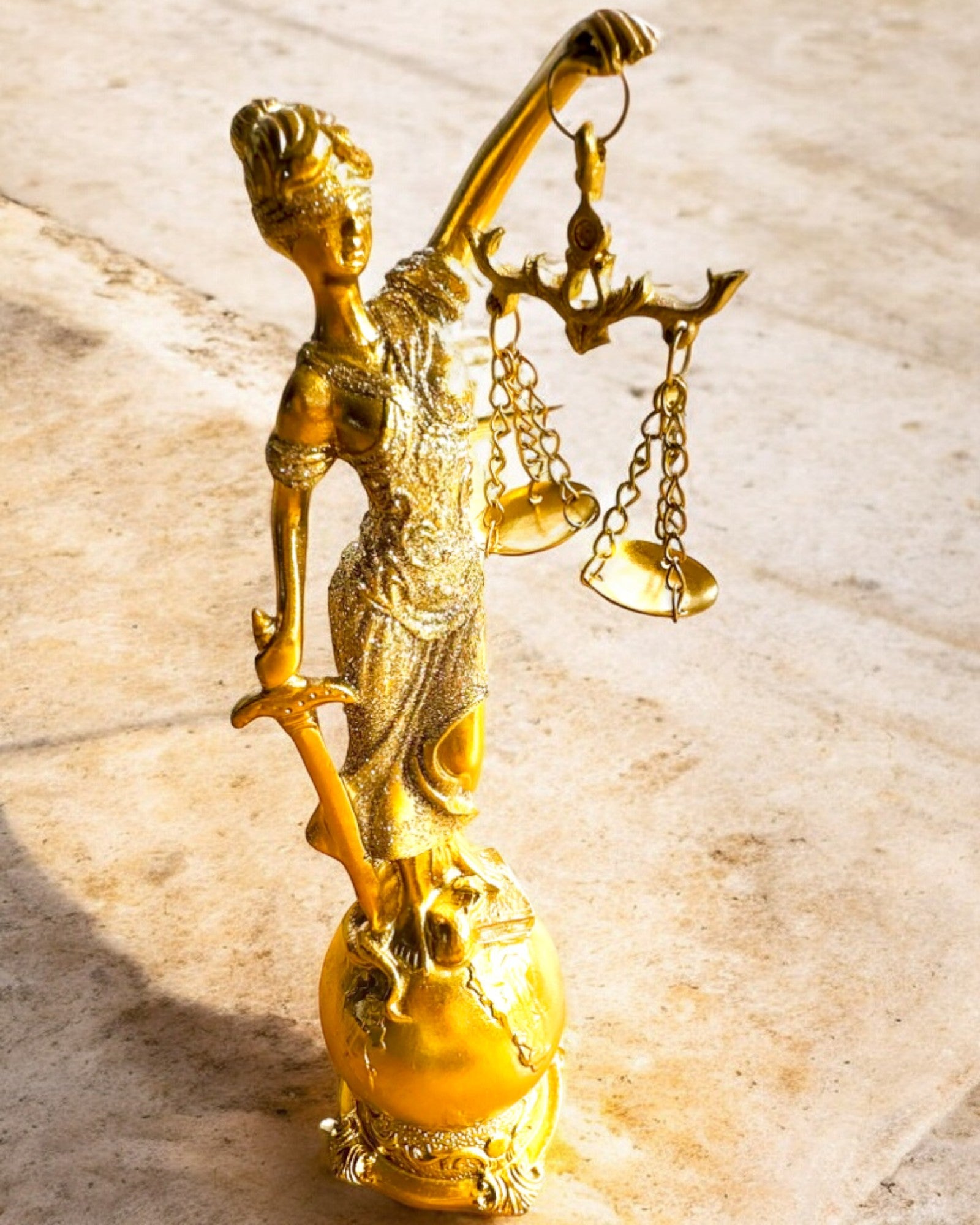 Estatueta Deusa da Justiça – Decoração Artística para Prateleira, Artesanato em Resina, personalização com gravação