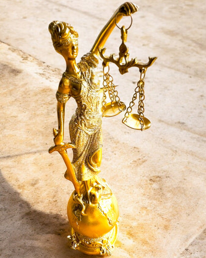 Estatueta Deusa da Justiça – Decoração Artística para Prateleira, Artesanato em Resina, personalização com gravação