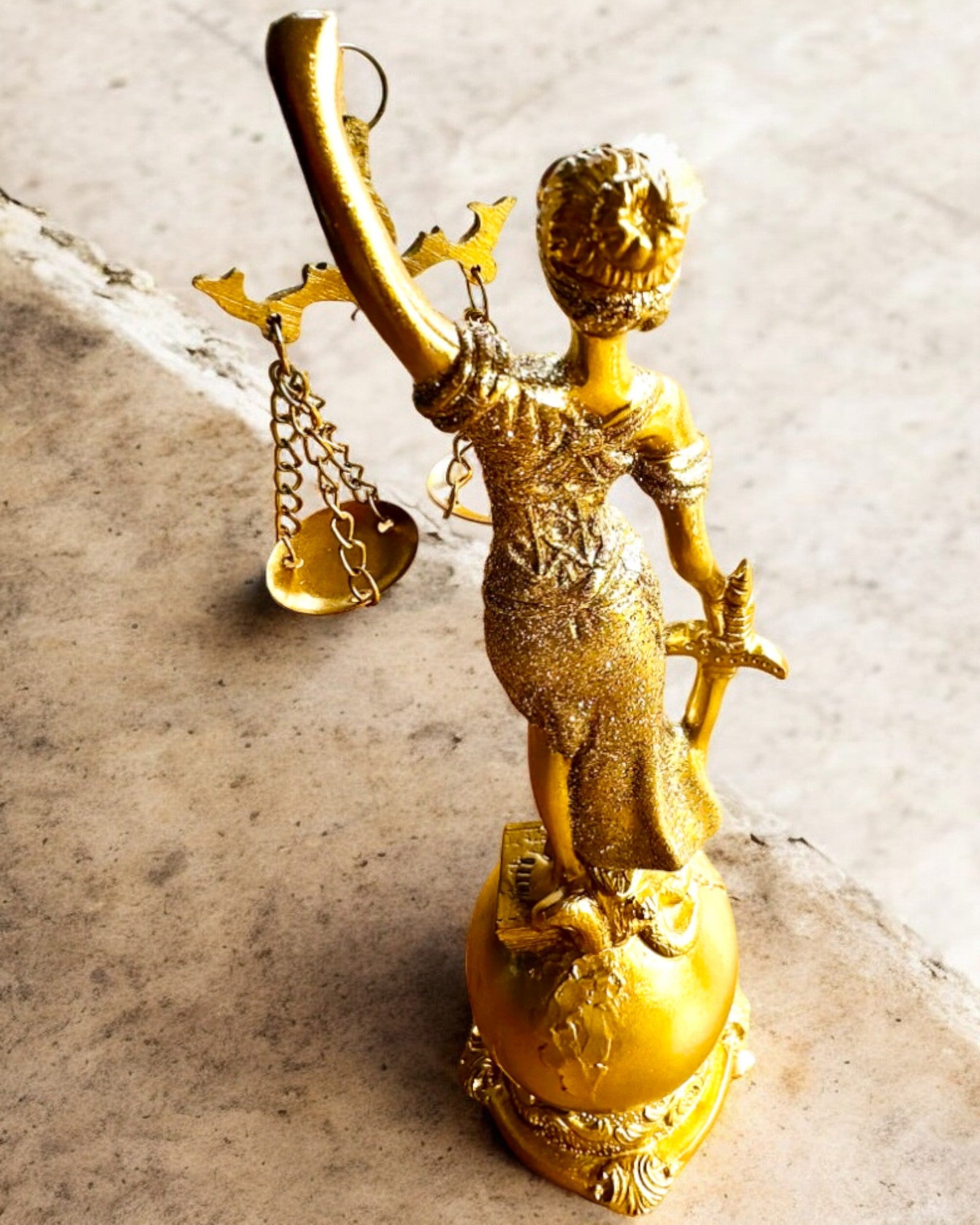 Estatueta Deusa da Justiça – Decoração Artística para Prateleira, Artesanato em Resina, personalização com gravação