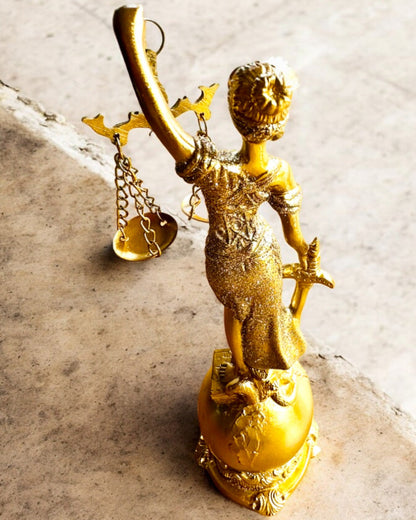 Estatueta Deusa da Justiça – Decoração Artística para Prateleira, Artesanato em Resina, personalização com gravação