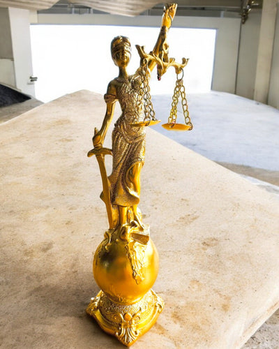 Estatueta Deusa da Justiça – Decoração Artística para Prateleira, Artesanato em Resina, personalização com gravação