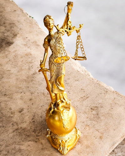 Estatueta Deusa da Justiça – Decoração Artística para Prateleira, Artesanato em Resina, personalização com gravação