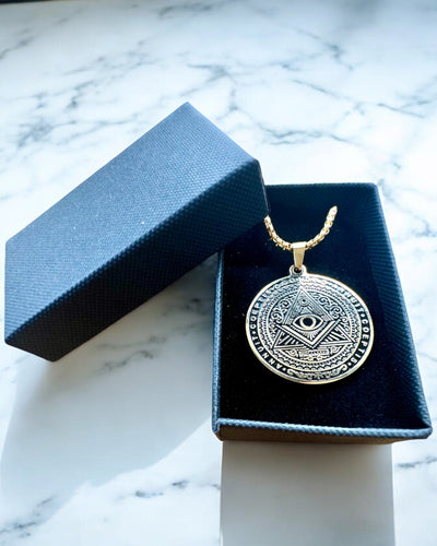 Amuleto do Poder Misterioso - Colar com Gravação, 2 variantes de cor à escolha