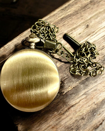 Antiga Bússola de Bolso em Bronze e Ouro com Padrão Vazado – Perfeita para Exploradores e Amantes do Retro. Personalização com gravação