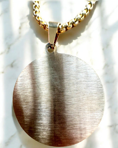 Amuleto do Poder Misterioso - Colar com Gravação, 2 variantes de cor à escolha