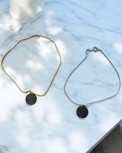 Amuleto do Poder Misterioso - Colar com Gravação, 2 variantes de cor à escolha