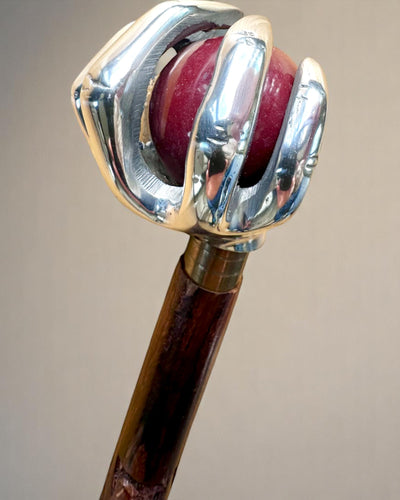 Bengala "Królewska Dłoń" – esculpida à mão em madeira de manga indiana, com possibilidade de personalização por gravação