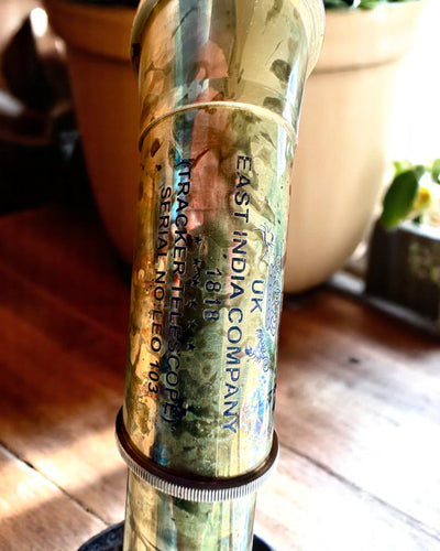 Luneta Real “Voyager 1818” – Exclusiva, em latão, 83 cm, feita à mão, com estojo em pele natural – Edição de colecionador, personalizável com gravação para presente