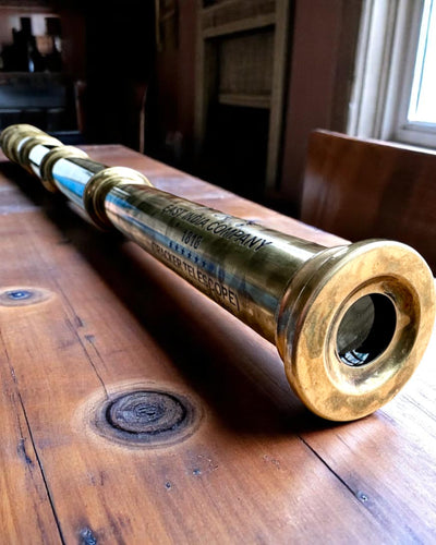 Luneta Real “Voyager 1818” – Exclusiva, em latão, 83 cm, feita à mão, com estojo em pele natural – Edição de colecionador, personalizável com gravação para presente