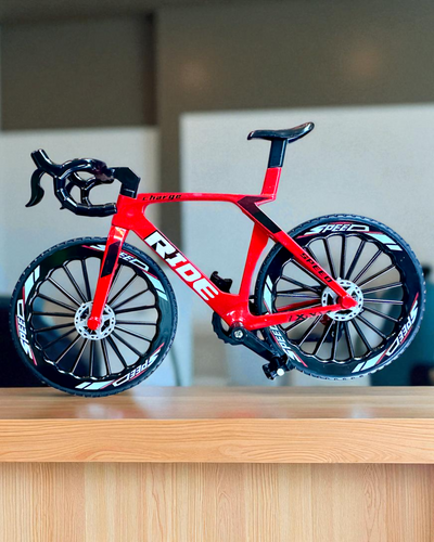 „Speedster” – modelo de colecionador com opção de gravação, 2 variantes à escolha