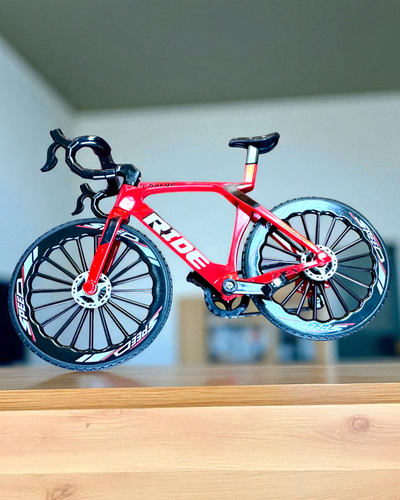 „Speedster” – modelo de colecionador com opção de gravação, 2 variantes à escolha