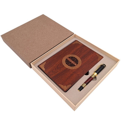 Conjunto de Presente Premium Exclusivo Caderno A5 com Capa de Madeira e Caneta – Personalização por Gravação, Ideal para Presente para Chefe, Professor, Artista – Castanho Escuro com Elementos Dourados