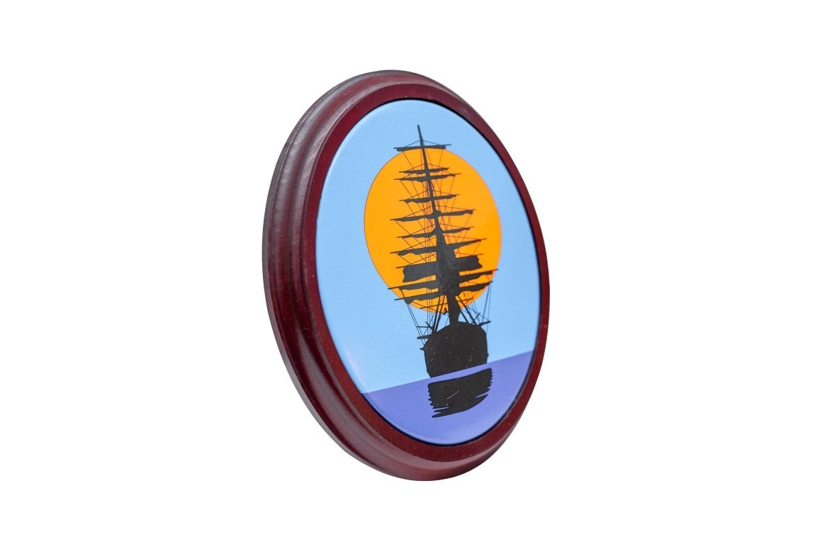 Placa Esmaltada Navio à Vela ao Pôr do Sol com Moldura de Madeira