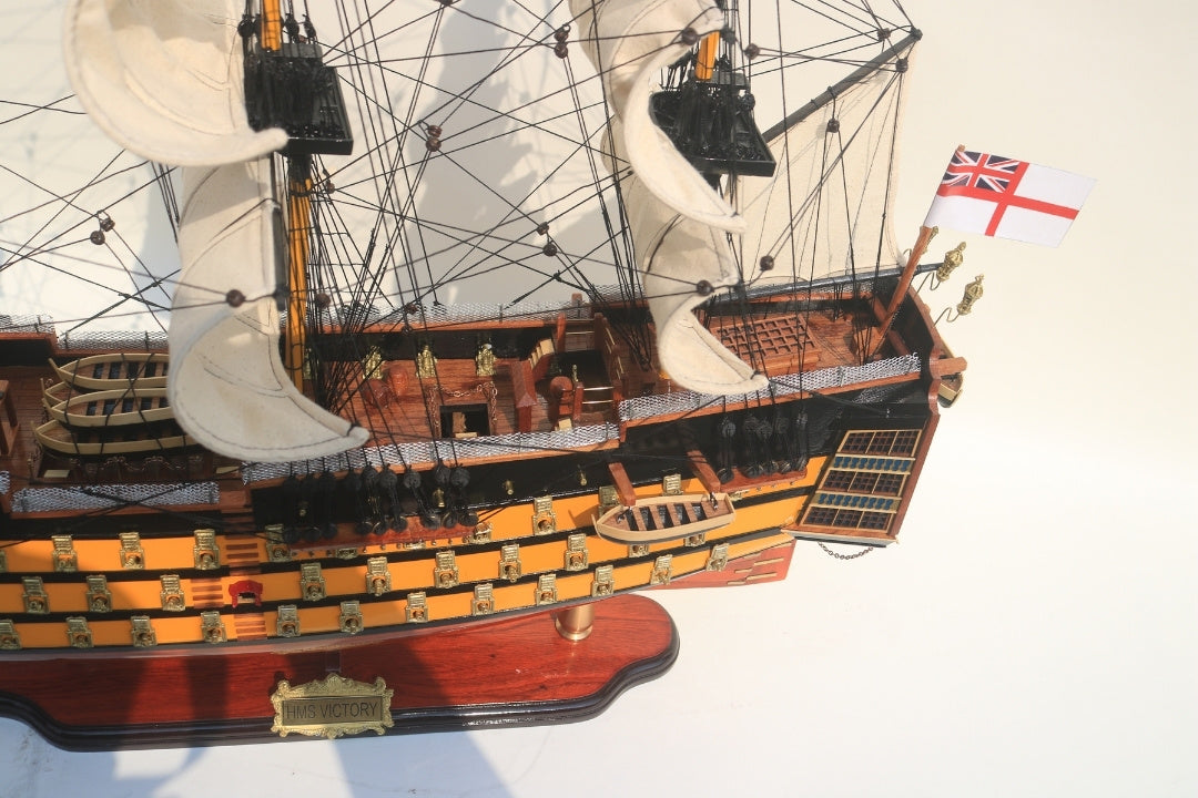 Modelo do veleiro HMS Victory 80cm montado com possibilidade de personalização por gravação - Decoração exclusiva para oferecer, feito à mão em madeira exótica, alta qualidade e atenção aos detalhes